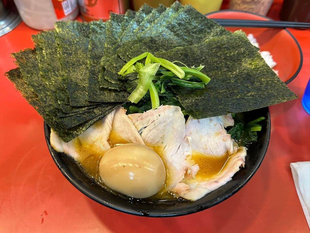 rasuさんのインスタグラム写真 - (rasuInstagram)「今日は吉村家さん！ やっぱりうまいんだよ…安心感があるというか 家系好きな人にとってはマジで実家よね  うんめえええええええ！！！！！  #吉村家 #家系ラーメン #ラーメン #超うまい」11月22日 13時38分 - rashu_eat