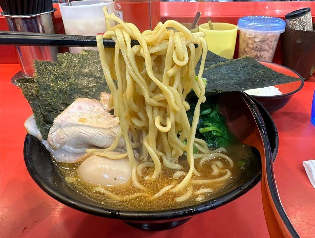 rasuさんのインスタグラム写真 - (rasuInstagram)「今日は吉村家さん！ やっぱりうまいんだよ…安心感があるというか 家系好きな人にとってはマジで実家よね  うんめえええええええ！！！！！  #吉村家 #家系ラーメン #ラーメン #超うまい」11月22日 13時38分 - rashu_eat