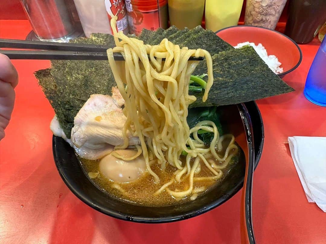 rasuさんのインスタグラム写真 - (rasuInstagram)「今日は吉村家さん！ やっぱりうまいんだよ…安心感があるというか 家系好きな人にとってはマジで実家よね  うんめえええええええ！！！！！  #吉村家 #家系ラーメン #ラーメン #超うまい」11月22日 13時38分 - rashu_eat