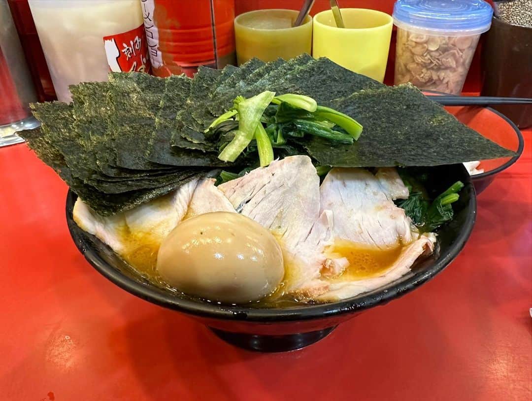 のインスタグラム：「今日は吉村家さん！ やっぱりうまいんだよ…安心感があるというか 家系好きな人にとってはマジで実家よね  うんめえええええええ！！！！！  #吉村家 #家系ラーメン #ラーメン #超うまい」