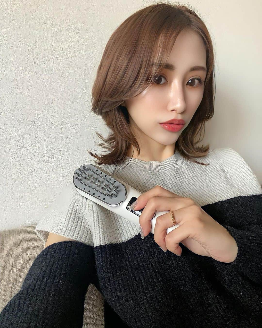 一ノ瀬恋のインスタグラム：「@wavewave.wavewave  から美顔器をいただいたので紹介します🥺❤️  頭皮、美髪、フェイシャルをケア出来ちゃうの👏🏻 ̖́- アタッチメントを変えるだけで 『EMS』と『RF』を同時にケアできちゃう🫣‼️ EMSって筋肉がすごく動くイメージがあって苦手だったんだけど思ったより気持ちく使えました🥺❤️  顔のたるみは頭皮からって言うし、 頭皮にもしっかり使ってリフトアップ🫶 目の開きや大きさまで変わってくるから 頭皮ケアはマスト‼️すごく大事だと思う😳 口元のたるみやほうれい線も気になってきたから毎日続けてみようと思う❤️  ちなみに防水だからお風呂でも使えちゃうし一日の終わりの癒されタイムに使ってる😂💕  お値段もお手ごろで買えちゃう😎 楽天ルームに貼っておきます 💕  #wavewave  #美顔器  #フェイシャルケア #頭皮ケア #たるみケア #ツヤ髪 #美髪 #美容好きな人と繋がりたい  #楽天市場 #スキンケア #ホームケア」
