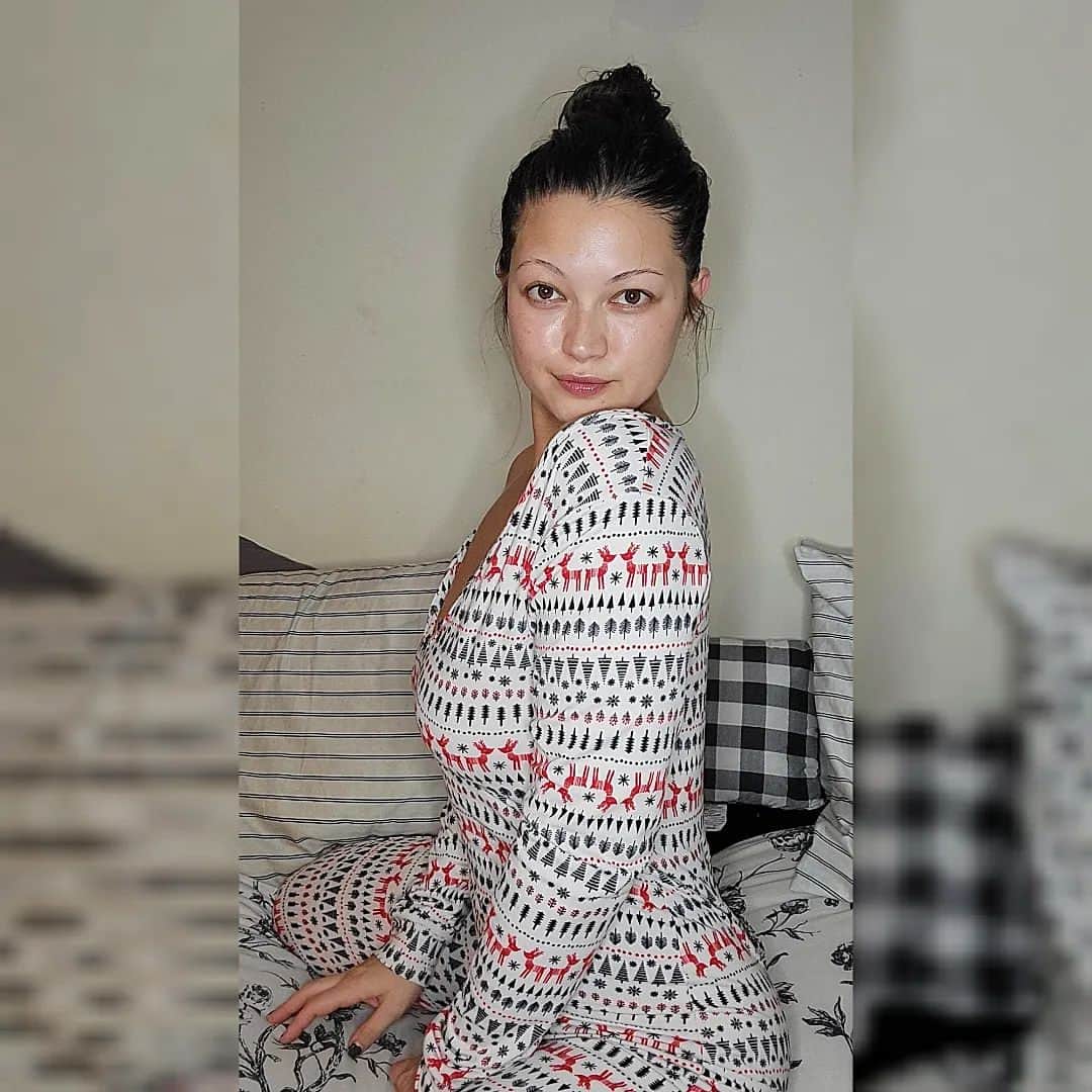 Chelsie Arynのインスタグラム：「i'm in my bed and you're in your bed. one of us is in the place 💋」
