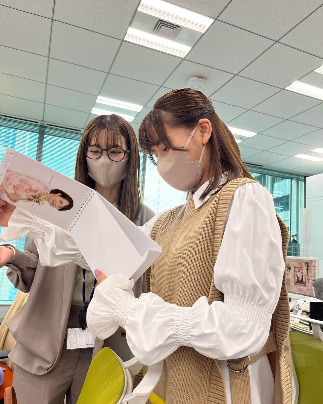 水原恵理のインスタグラム：「テレビ東京女性アナウンサーカレンダー2023の仕上がりを見て変な盛り上がりを見せる新人2人！ 可愛い〜可愛い〜を連発しています！ 一体どれだけ可愛いのか！ 皆さま是非購入してご確認を！  #テレ東 #テレビ東京アナウンス部」