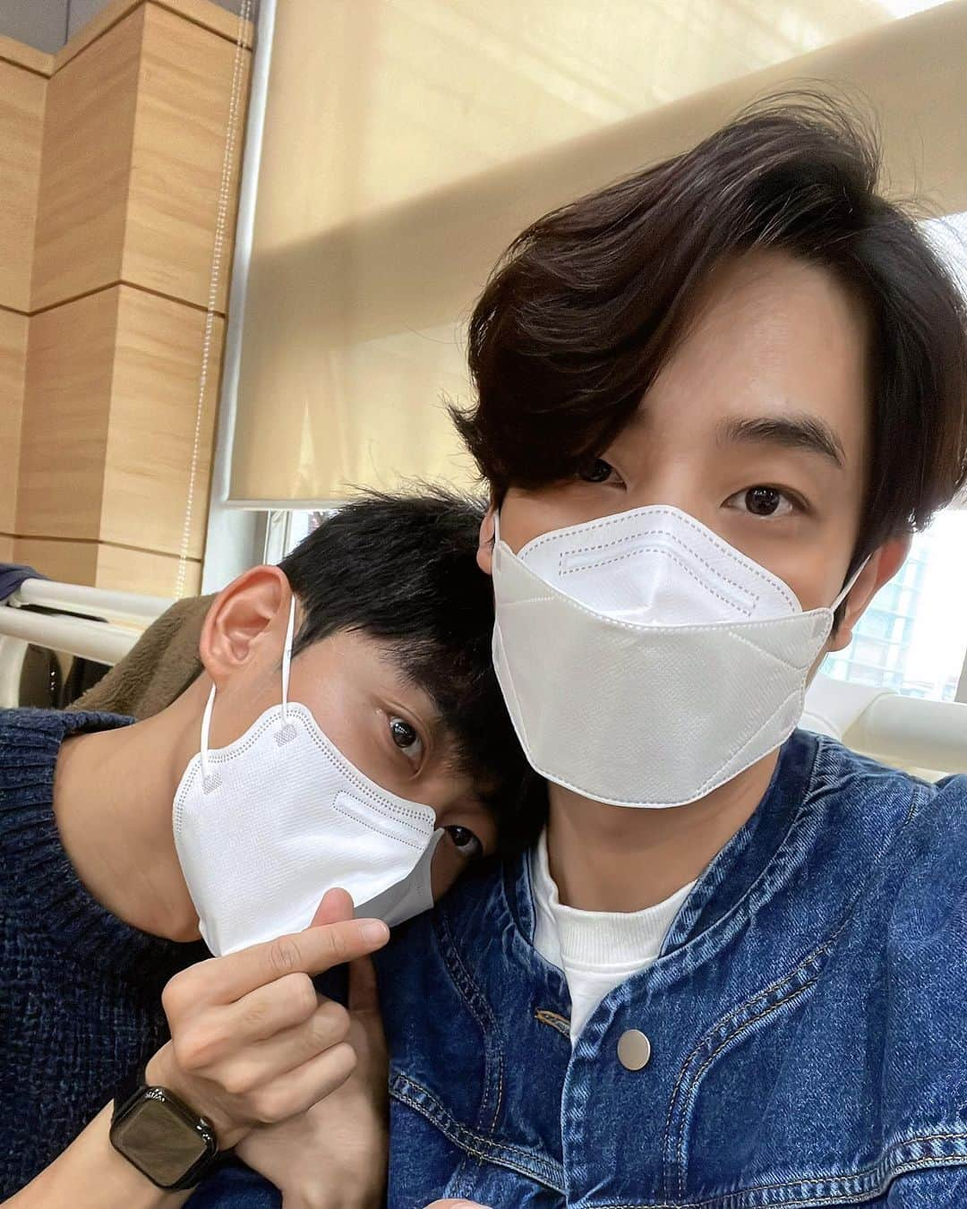 ソン・ウォングンのインスタグラム：「사진좀찍어서 올리라고 찡찡..귀찮은 김찬종..#김찬종 #뮤지컬이프덴 #송원근」