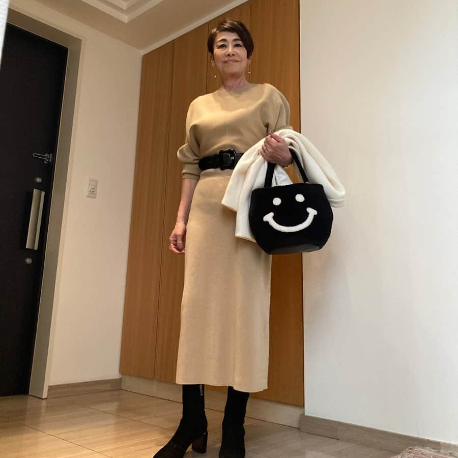 安藤優子さんのインスタグラム写真 - (安藤優子Instagram)「本日は3本立て‼️  いったん横浜から戻ってから、次の仕事からの会食へ。  リブニットのワンピースでホッと一息（笑）#cos のものです。袖がドルマンスリーブなのでぐいっと押し上げて着ています。  本日はエナメルの黒ベルトでウエストマーク。  ブーツは#zara 、バッグはあえてスマイルバッグ（笑）  少し力を抜いたリラックスモードにしました（笑）  リンは事務所スタッフ嬢としばしお留守番、遊ぶのに忙しくファッション担当をまたもや放棄（笑）です。  ではサクサク行ってきます‼️  #フレンチブルドッグ  #安藤優子」11月22日 15時27分 - yukoando0203