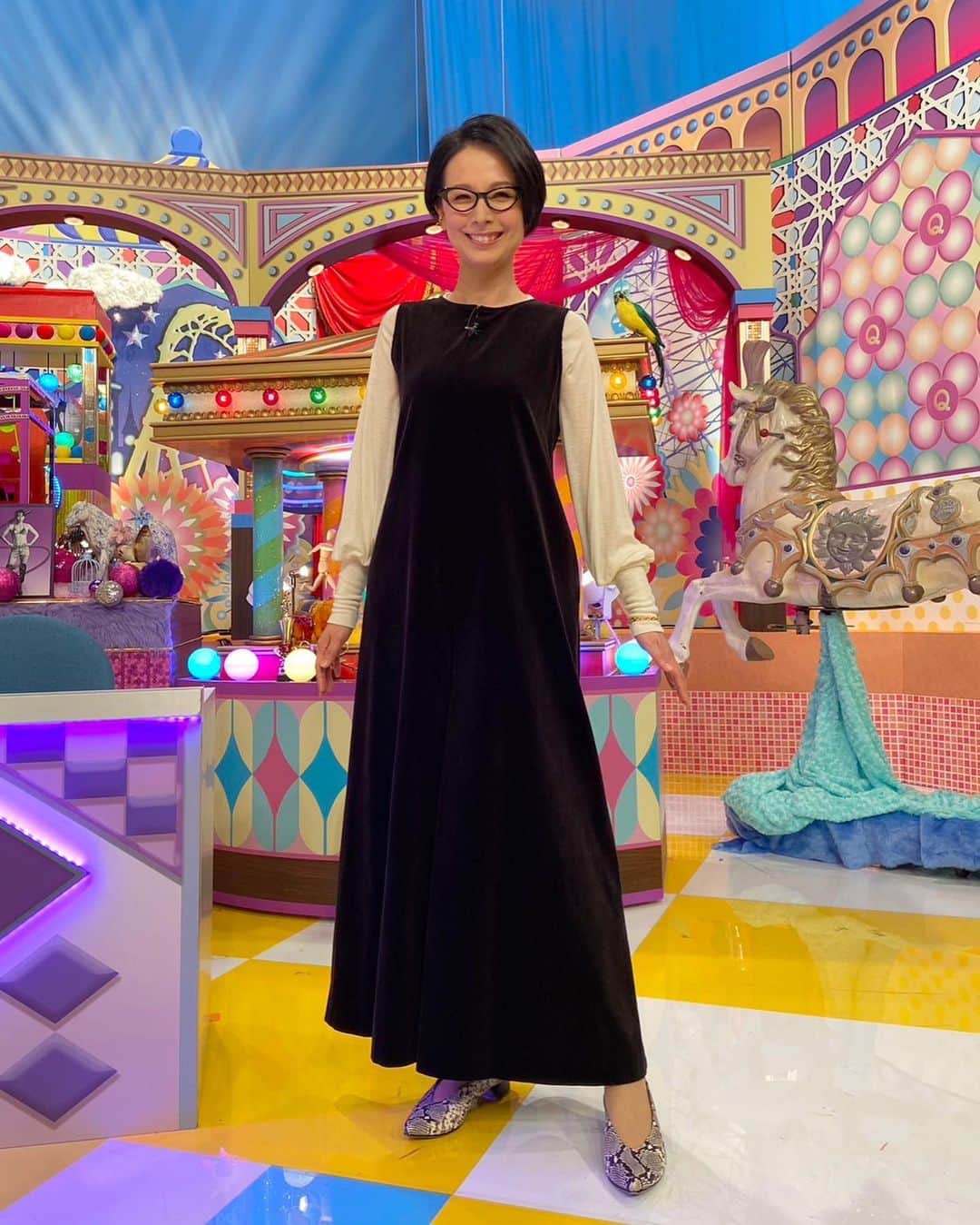 野村真季のインスタグラム：「#有吉クイズ 2時間スペシャル 本日よる8時〜！  #着用衣装  たっぷりとした生地使いが素敵なジャンパースカート。 個性ある靴がアクセント。 写真3枚目、アクセサリーを見せようと不思議なポーズになって爆笑中😆 4枚目、先週テレビ朝日アナウンサー公式Twitter &Instagramに掲載されていましたが、スタジオセットのご紹介。 ボンテージ有吉さん写真に加えて、ゴールデン昇格でアーティストFACEさんの絵が加わりました。モチーフは伝説（⁈）のおしり脱毛のあのシーンです😆　  #テレビ朝日 #テレビ朝日アナウンサー #野村真季 #野村アナ」