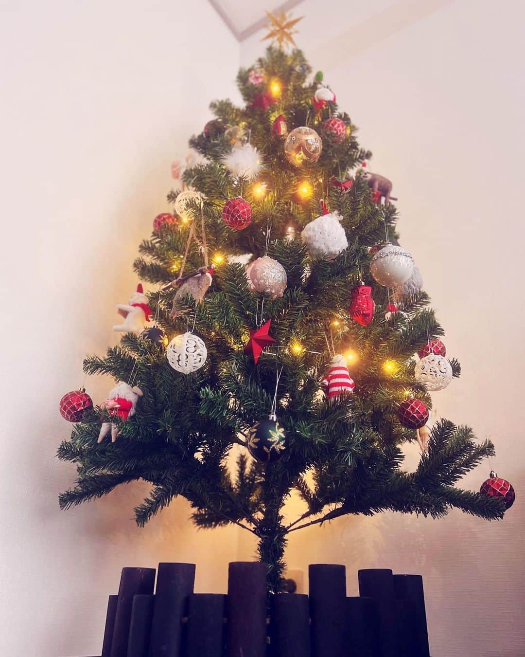 藤真美穂のインスタグラム：「* 今年新調したChristmas tree🎄 スリムな180cmにしました。 飾ってから 何度もバランスとか照明などを修正して 納得するまで2週間もかかりました🤣 ・ 大人っぽいシックなツリーに憧れているのに 可愛いオーナメントを見つけたら 買わずにはいられなかった…🎅🏻🐭 勝手に全員紹介してます(ラスト動画) ひとつ残念なのは… ナマケモノは🦥←こうぶら下がっていて欲しかったw ・ ・ #クリスマスツリー #christmastree」