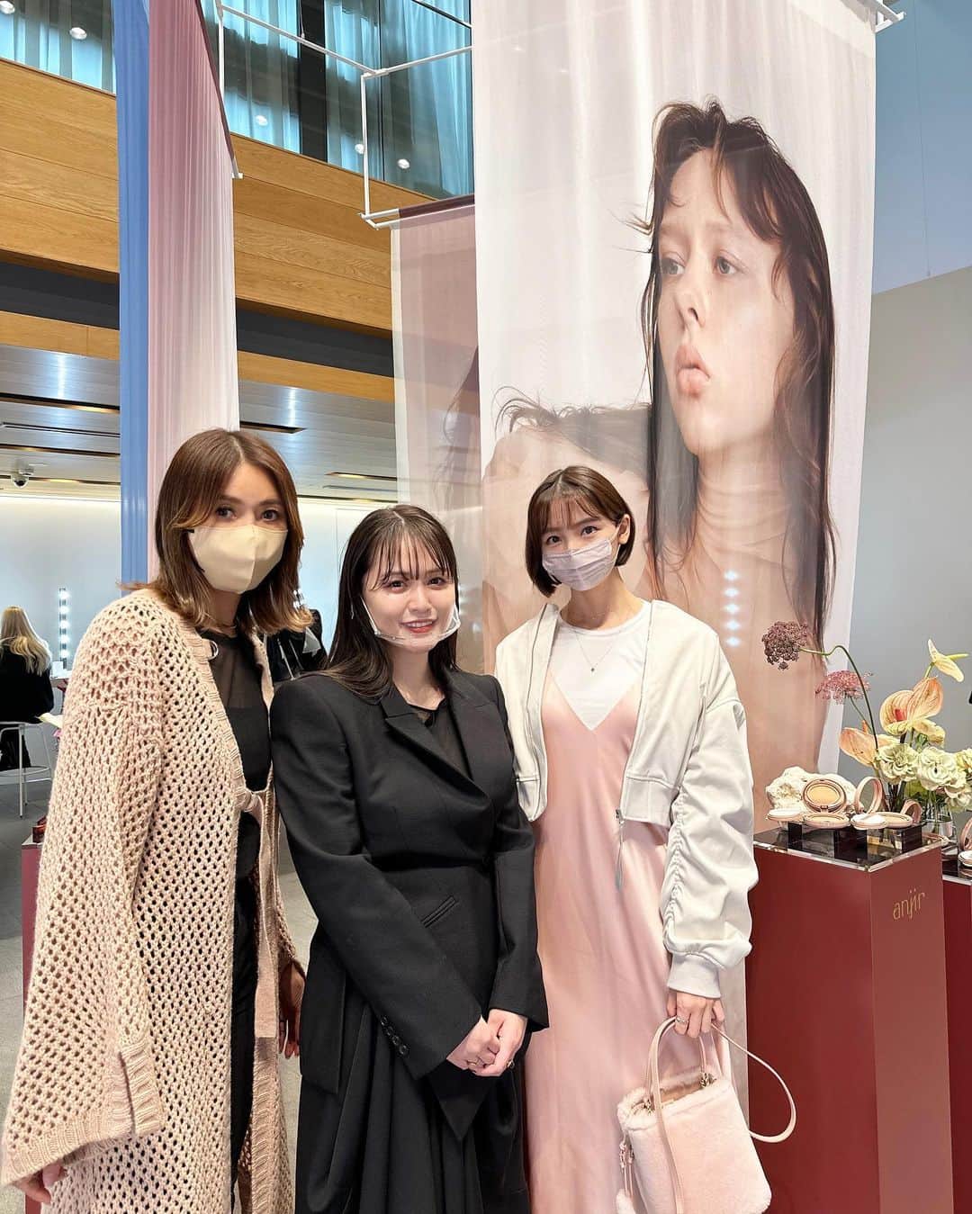 篠田麻里子のインスタグラム：「@anjircosmetics  ローンチイベント😘 ゆうこすおめでとう㊗️ ラメパレットとオレンジカラーのripツボでした♡ 個人的にはクッションファンデ派だから早速使ってみよう😍  #anjir #cosme」