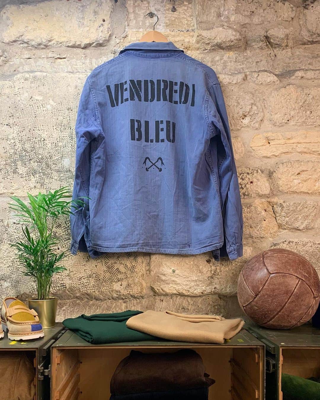 ブルー ドゥ パナムのインスタグラム：「🗓️ 25.11.2022  🔹 Vendredi Bleu   📍 @bdp_68    68 rue saint-honoré 75001 Paris  ➡️ Prix doux - Pépites - Pièces uniques…  #bleudepaname #madeinfrance」