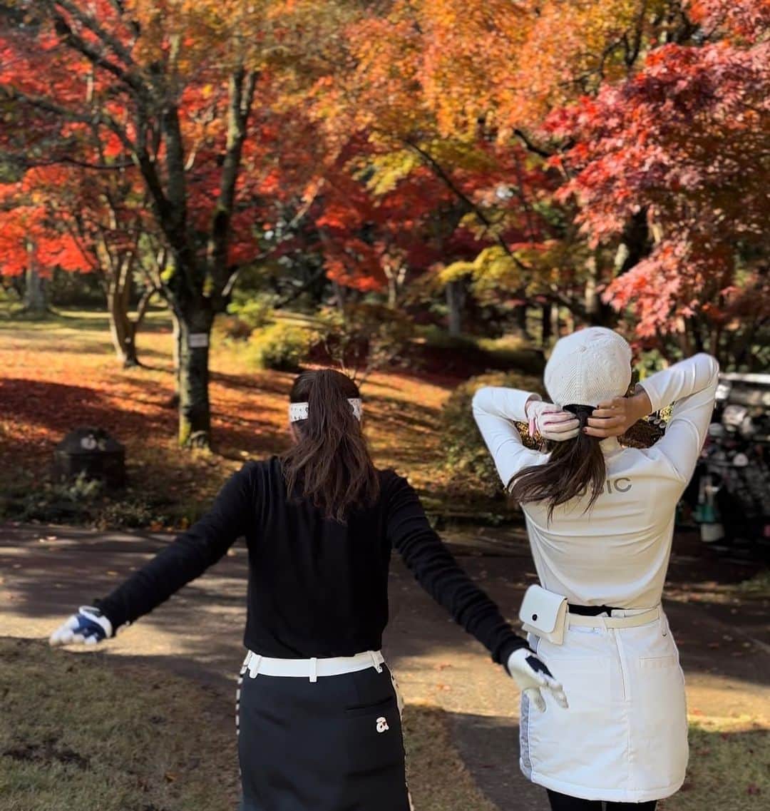 相川友希のインスタグラム：「秋ゴルフ🍁 雨でキャンセルある季節だけど、ラウンドできる日はとっても天気も気分も最高♡ #秋ゴルフ　#ゴルフ　#golf  #白と黒　#グリーンつるつる　#バーディーに救われる」