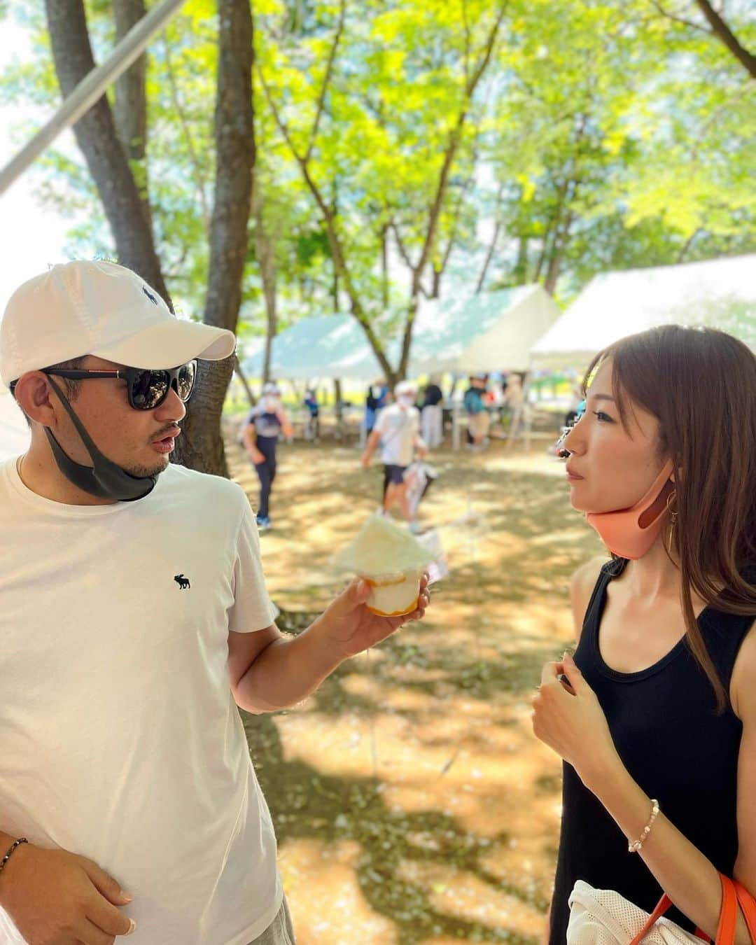 美波千夏さんのインスタグラム写真 - (美波千夏Instagram)「. 今日はいい夫婦の日💓  結婚記念日ではないけど たまには2ショット❣️  最近2ショット撮ってない！笑 今度撮ろうっと〜💓  えまちゃんの出産を機に また絆が深まった🤝💓  恋人のような親友のような家族のような お笑いコンビのような夫婦のような… うん、全部！笑。最高のパートナー👫💓 これからもよろしくねん💓　  写真はかき氷を分け合う前で この後顔にグシャってやられたww こういう時はお笑いコンビなのか親友なのか… お互い猫被ってた付き合いたての頃が懐かしい🙄笑  .  .  #いい夫婦の日 #夫婦」11月22日 17時05分 - chinatsu_minami