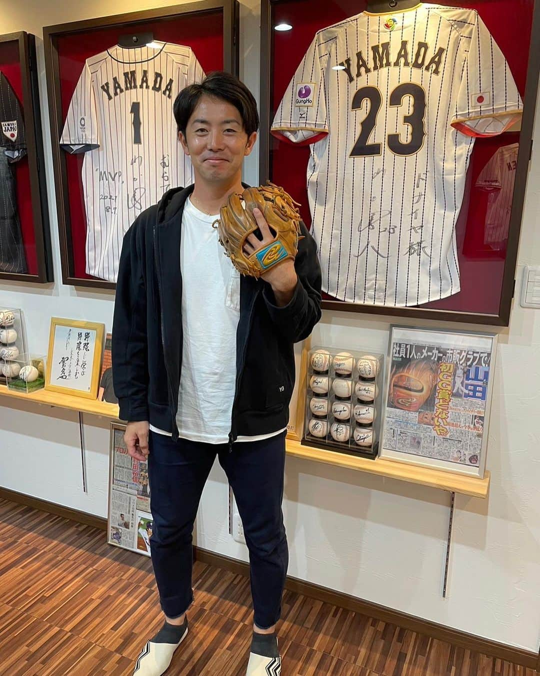 谷内亮太のインスタグラム：「『ドナイヤ』 来シーズンのグラブの打ち合わせで大阪に行ってきました。 グラブの型や大きさ、革の質感が好きで使い始めました。 長年サポートしていただいています。 感謝しかありません。  運が良いことに革屋さんで商品に加工される前の革もいくつか見ることができました。 職人さんとお話しすることもできて貴重な時間となりました。  プレーヤーの皆さんにもっとドナイヤが広まってほしい。 グラブを選ぶ時の選択肢の一つになってほしい。 そう思ってます。  来シーズンもドナイヤにお世話になります。よろしくお願いします。  #北海道日本ハムファイターズ #谷内亮太  #グラブ #ドナイヤ  #山田哲人」