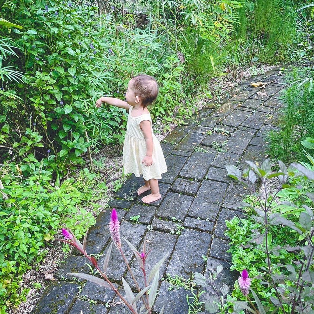 吉川ひなののインスタグラム：「子どもたちには逞しく育ってほしい。  語学、コミュニケーション能力、危険察知能力、楽しむ力、受け入れる力、自分は自分として貫く力、自分を信じる力、優しさ、思いやり、考える力。  「異常気象」と言われている土砂降りを眺めながら、みんなで気候変動を止めたいと心から思う。  わたしももっと逞しくなりたい！  みんなで子どもたちの未来を守りたい。  ぼけっと考えてることをただ書いてみたら、支離滅裂だねごめん。笑」