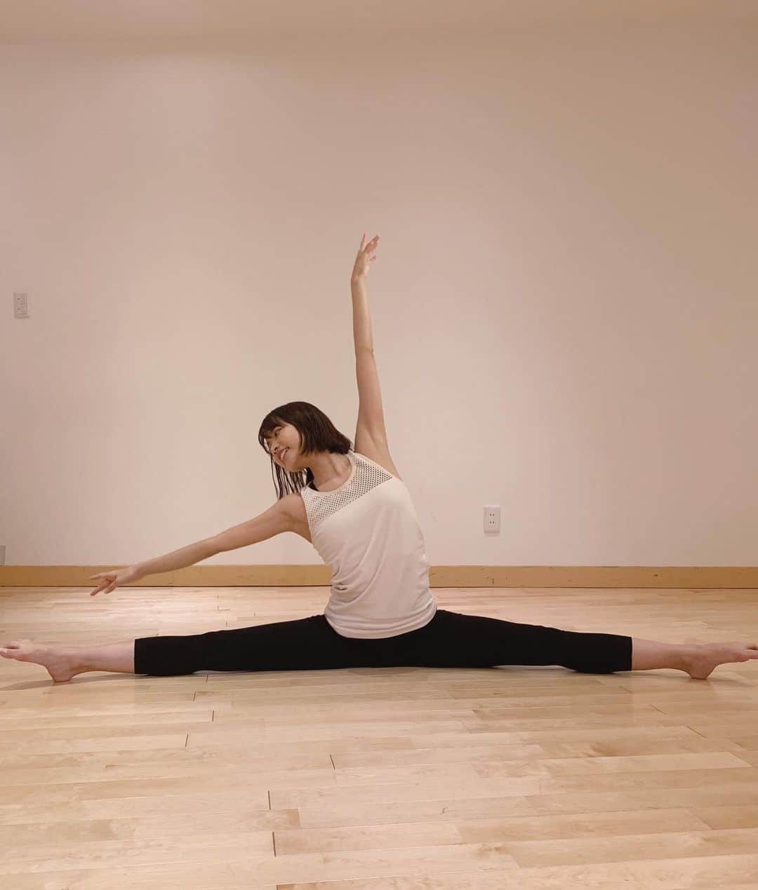寺川里奈のインスタグラム：「柔軟中🩰🌷  #ballet #dance #jazzdance  #contemporary」