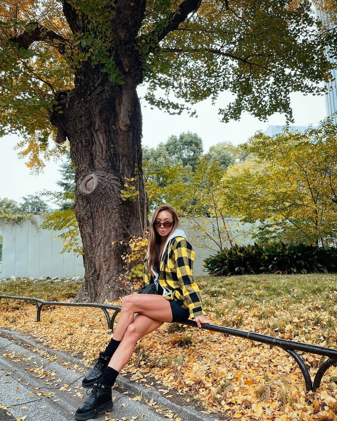 Aya（小山内あや）のインスタグラム：「あちこち葉っぱ達が鮮やかに色づいてきましたね🍂 …と同時に私は秋の花粉症が始まりました🤧💦 困った😢⤵︎」