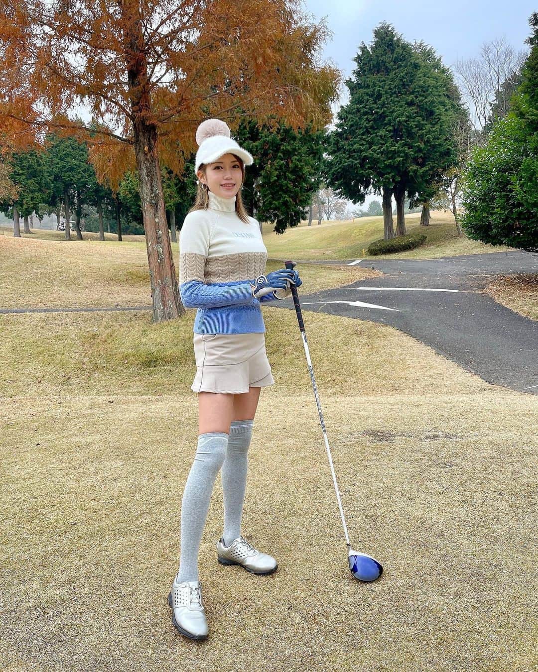 のインスタグラム：「ベージュ×ブルーの組み合わせ好き🤍 ぜーんぶ @descentegolf だよ🥰  #ゴルフ #ゴルフ女子 #golf #golfgirls  #골프 #골프스타그램  #高尔夫 #golfswing  #韓国スタイル #ゴルフウェア #ゴルフコーデ #ゴルフアパレル #フットジョイ#デサントゴルフ #デサント」