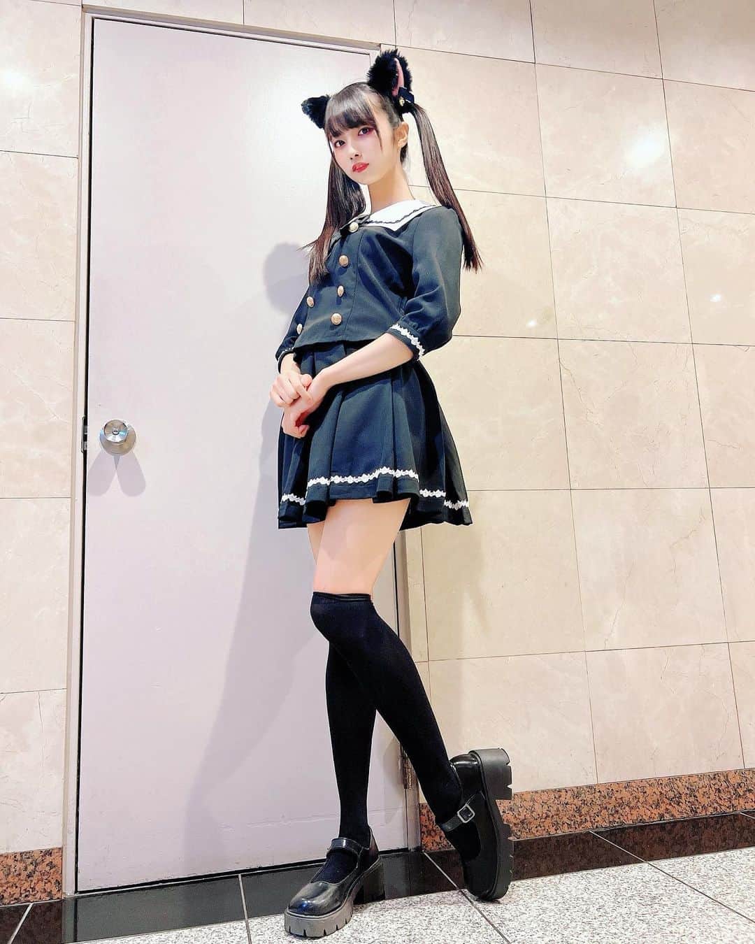 のインスタグラム：「まだついんてーるしたいよ！  #コスプレ女子  #猫耳  #ニーハイ  #ニーハイソックス  #絶対領域  #太もも  #ツインテール  #shein  #shein購入品 #黒髪ロング  #美脚  #足  #足フェチ  #脚フェチ  #ふともも  #ふとももフェチ #idol」
