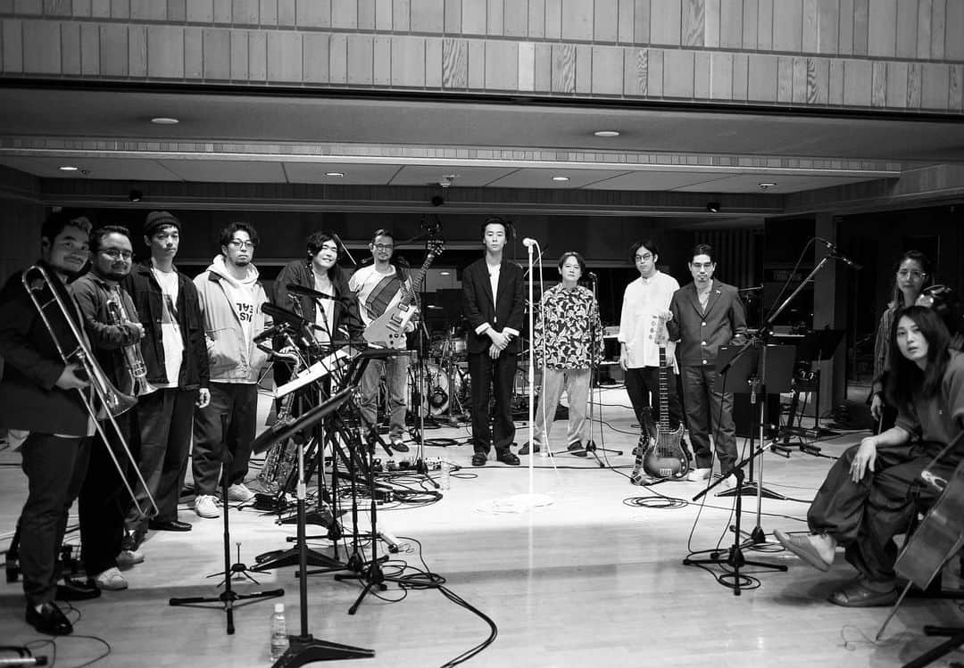 のインスタグラム：「Mirage Collective “Mirage - Collective ver. (Studio Live Session)” https://youtu.be/SZ8_x1sTL_c  Mirage Collective : STUTS : MPC, Hand Claps, Audio Edit, Vocal Edit YONCE : Vocal, Chorus, Hand Claps butaji : Chorus, Hand claps Ryosuke Nagaoka : Guitar, Chorus, Hand Claps Hama Okamoto : Bass, Hand Claps Hikaru Arata : Drums, Percussions Yusei Takahashi : Rhodes, Piano, Hand Claps Satoru Takeshima : Saxophone, Flute Yusuke Sase : Trumpet Masanobu Otagaki : Trombone Anzu Suhara : Violin Junpei Hayashida : Cello  Lyrics : YONCE, butaji Music : STUTS, butaji Arranged & Produced by STUTS  Chorus Arrangement : butaji​ Horn Arrangement : Satoru Takeshima Strings Arrangement : Anzu Suhara  Recorded by Yosuke Maeda Mixed by STUTS & Yosuke Maeda Mastered by Chris Athens」