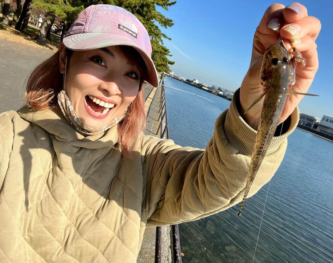 川目梢のインスタグラム：「ちぃーと 取材前の空き時間に ハゼ狙い  #ハゼ #ハゼ釣り #釣り #釣り好きな人と繋がりたい #釣りガール #釣り女子 #釣りバカ #釣りスタグラム」