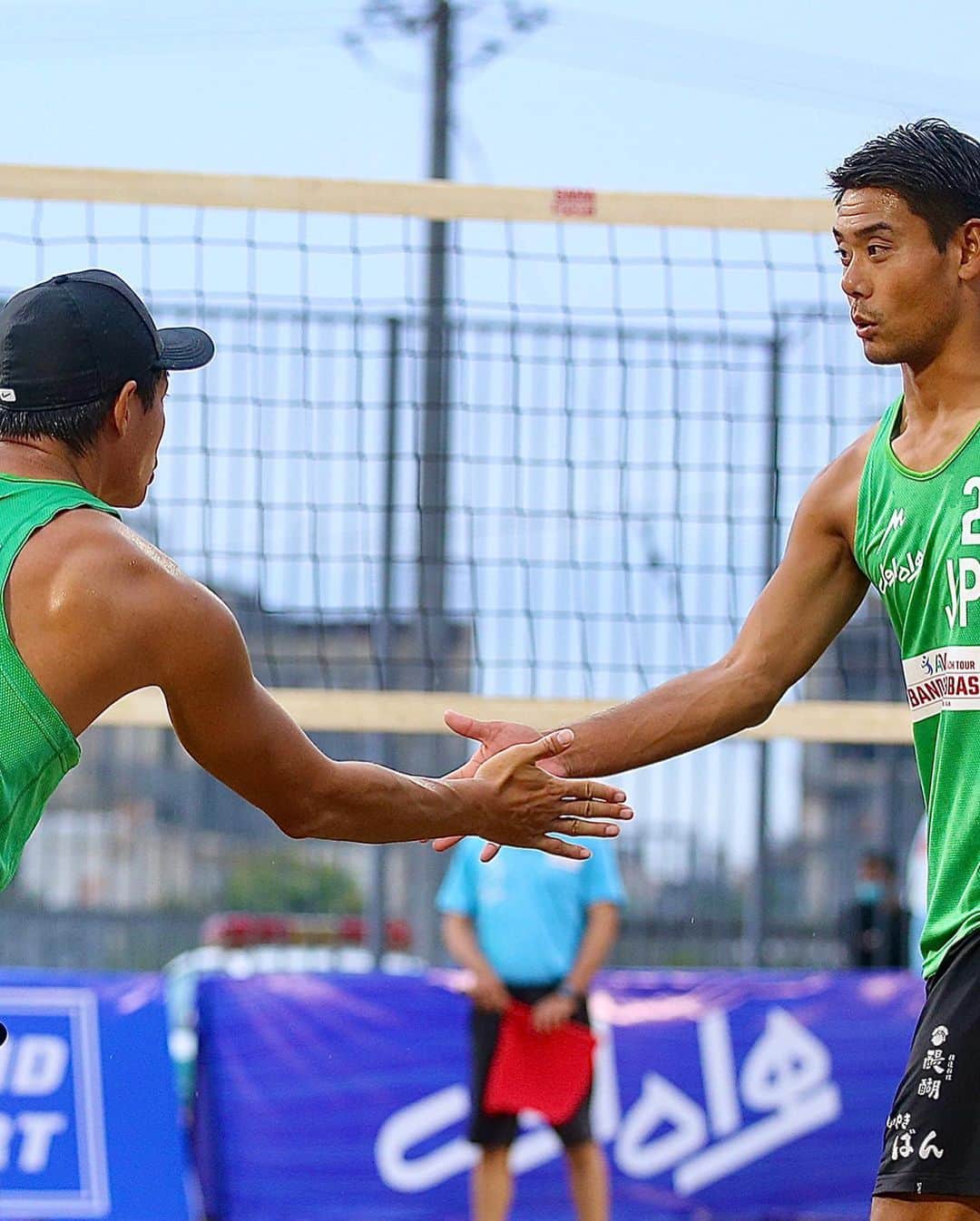 庄司憲右のインスタグラム：「11/7〜11/11 . .  AVC Beach Tour Bandar Abbas Open(IRAN)は9位タイでした🇮🇷 . Group vs THA2 (2-0) Tournament vs THA1 (0-2)  グループ戦でTHA2🇹🇭に勝つも本戦トーナメントではTHA1🇹🇭にストレート負け。 強烈な雷雨により前の試合が1時間以上中断しました⚡️☔️🌪日本だと即試合中断レベルの雷雨でしたが、しばらく試合が続いていたので驚きました。 いろんな部分でタフにならなければなりません。 応援ありがとうございました🙇‍♂️  #Housecom #ハウスコム #beachvolley #beachvolleyball #ビーチバレー #avc #BandarAbbas #iran #hiroginza #ヒロ銀座」