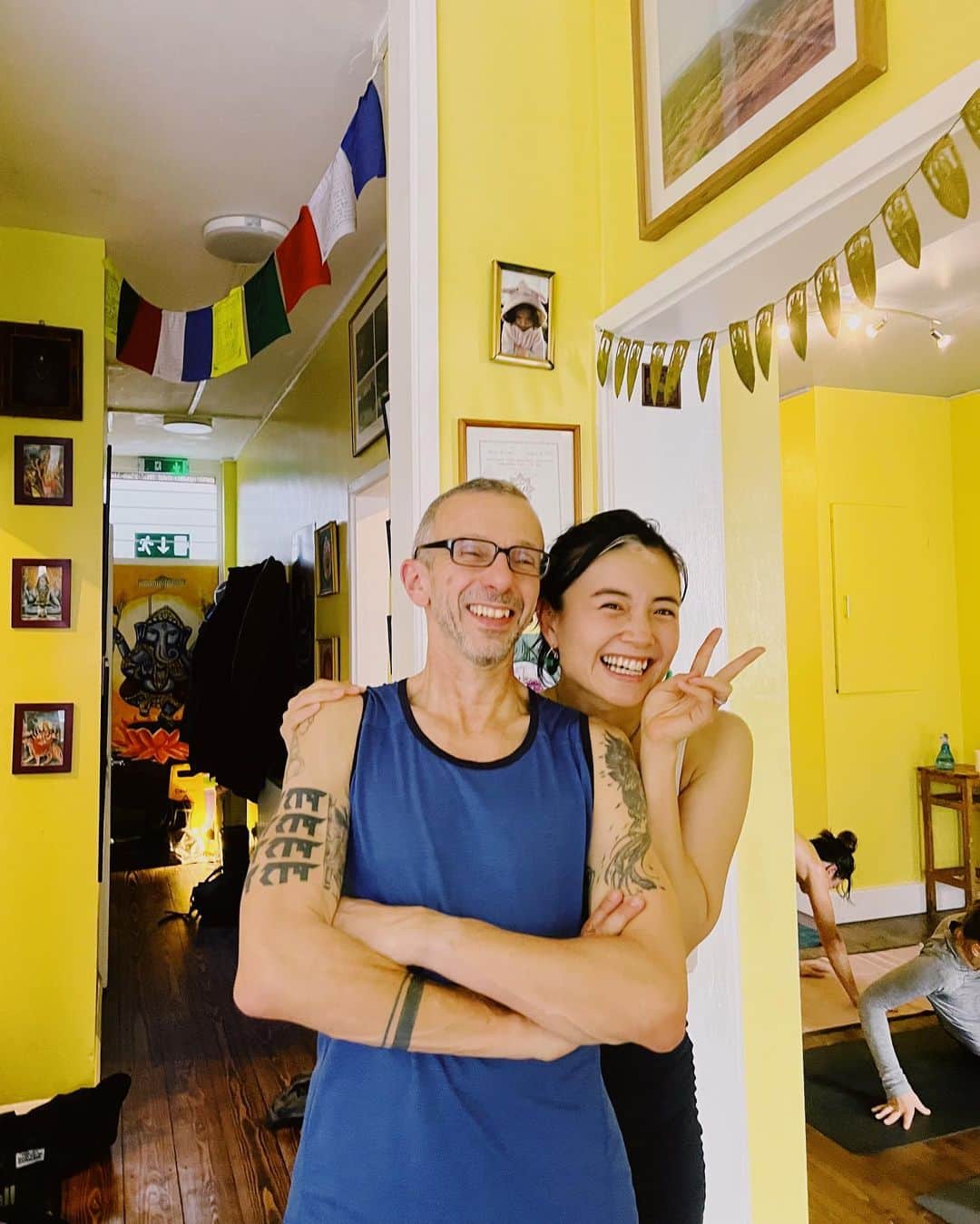 のインスタグラム：「そして最後は私の師匠Hamish❤️  なにも分からず不安な気持ちなまま初めてアシュタンヨガロンドンのシャラに練習に行き、Hamishが中に入りなよ！と暖かく迎え入れてくれてから早一年。  正直、身体が痛い日や気持ちが落ち込んだ日もあるし、自分のオンラインクラスとアシスタントの仕事や練習をバランスするのは難しいことはありましたが  一度も練習に行きたくないと感じた日はありませんでした。  なぜなら毎日毎朝笑顔で迎えてくれるHamishや一緒に練習をする仲間がいたから。  辛い日や苦しい日も、嬉しい日も全てが私のかけがえのない思い出です。夢だったアシスタントのお仕事もさせて頂いて感無量です。  私もヨガをお伝えさせて頂く立場としてhamishの様な先生になりたいと思いました。  彼の努力とハートで守られるスタジオと彼の元で練習をするみんながいる場所は素晴らしいものです。  手のかかる生徒でしたが本当にありがとうございました🌈🌈🌈🌈また必ず練習をしに戻ります！  And last but not least my teacher Hamish❤️.  It's been a year since I first went to Ashtanga Yoga London to practice at the shala, unsure of what to expect, and Hamish warmly welcomed me inside. It's been a year since I was warmly welcomed by Hamish.  To be honest, there have been days when my body ached and I felt down, and it was difficult to balance my online classes with my work and practice as an assistant.  Not once did I have a day where I felt like I didn't want to go to practice.  Because every day I had Hamish to greet me with a smile every morning and my colleagues to practice with.  All the hard days, the difficult days and the happy days are my precious memories. I am very happy to have been able to work as an assistant, which was my dream job.  I would like to be a teacher like Hamish as I am in a position to share yoga with you.  It is wonderful to have a studio protected by his hard work and heart and a place where everyone practises under him.  Thank you so much for being such a hands-on student. 🌈🌈🌈🌈 I will definitely be back to practice again!  #ashtangayogalondon」