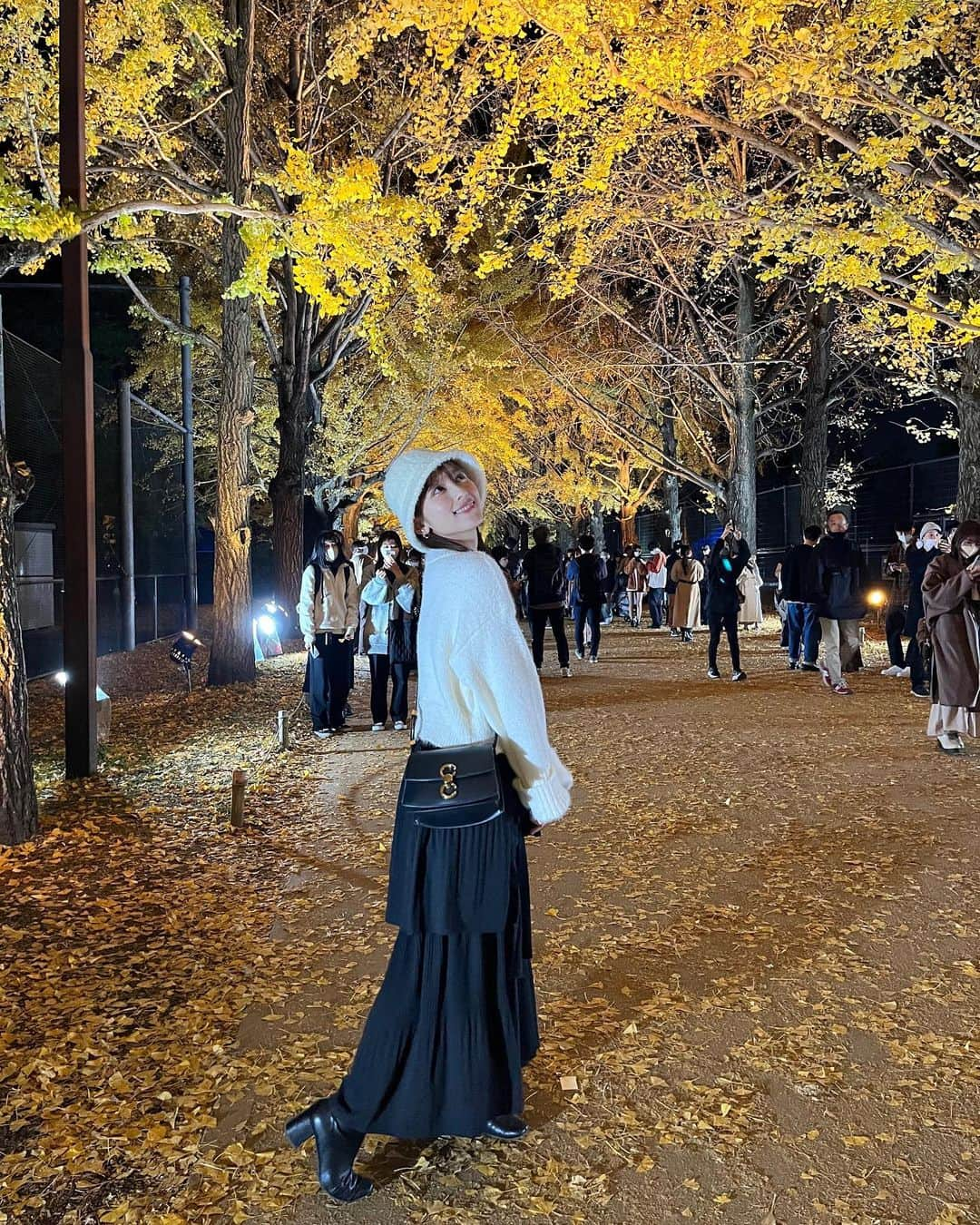 與儀ケイラのインスタグラム：「今年ものこり数ヶ月ですね🌝💕  #紅葉 🍁」