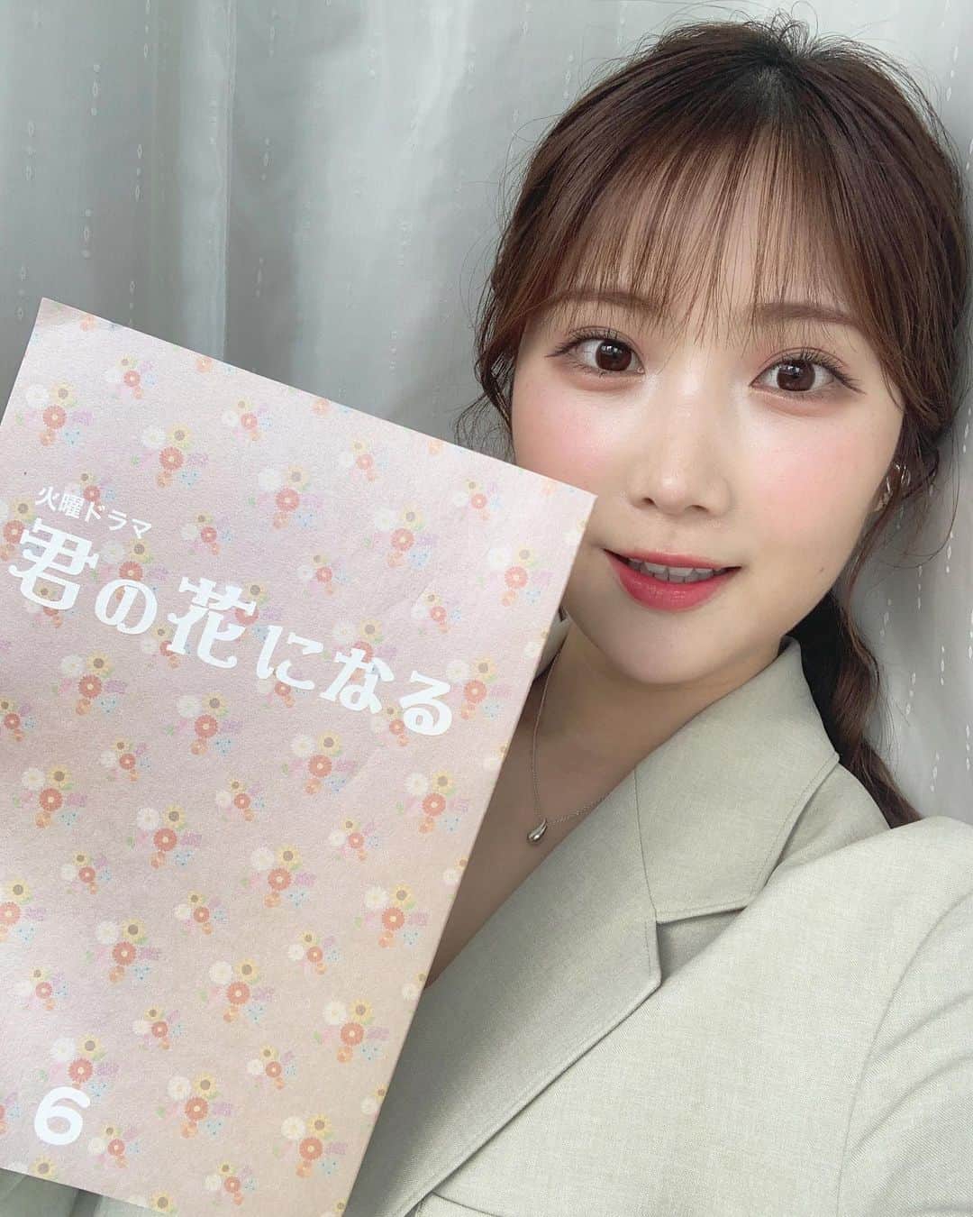 のインスタグラム：「. 今夜10時から放送のドラマ 「君の花になる」 ちょこっとお邪魔しています💐  ブランチにも何度も来てくださっている BLOOMの皆さん☺️  演技はやはり慣れません😂 明るくわいわいした現場に 癒されました🌸  ぜひご覧ください~！ . . . .」