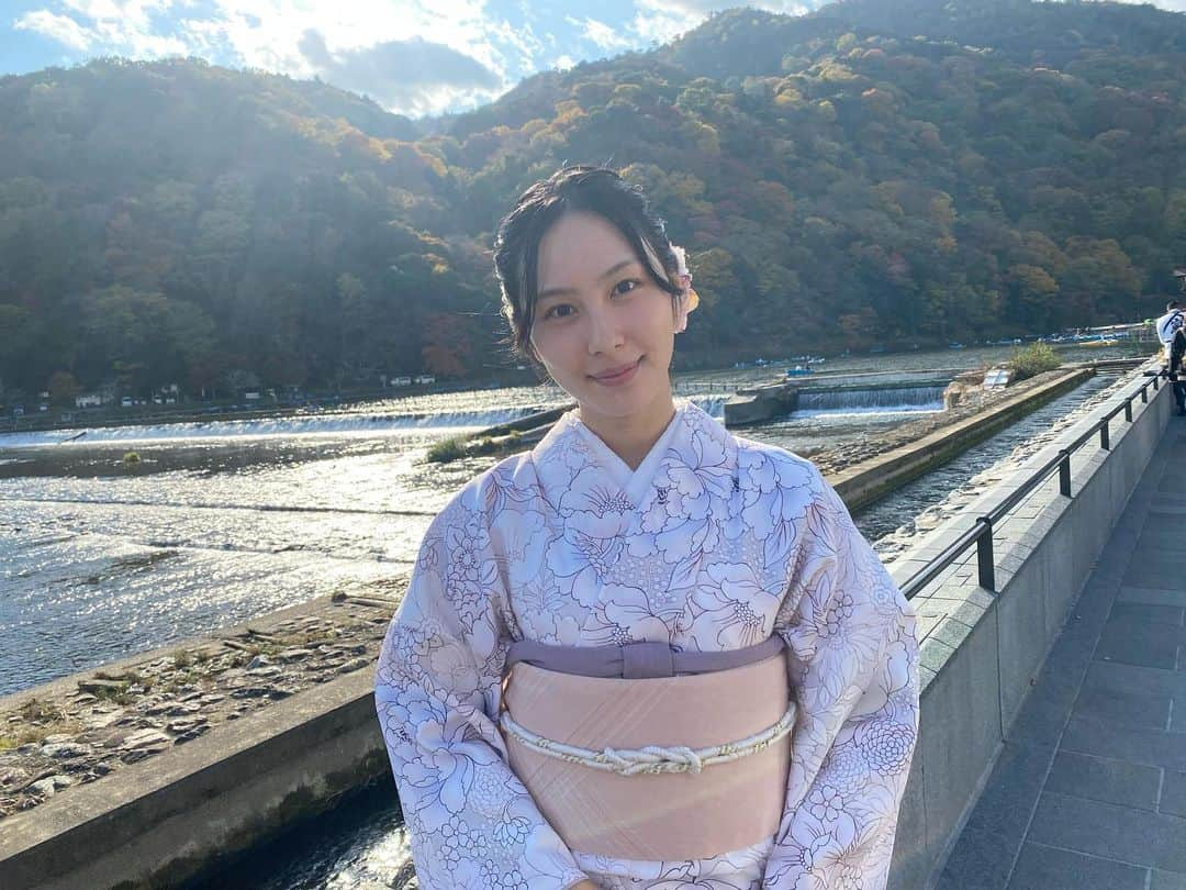 里彩のインスタグラム：「京都旅🇯🇵🍁❤️🧡💚  何度来ても素敵な場所ですね☺️  嵯峨野トロッコ列車、保津川下り、人力車 嵐山でしたかったこと全部！できました🙆‍♀️  #kyoto #kyotojapan #kyototrip #arashiyama #arashiyamabambooforest #japan #japantravel #japantrip #japanese #kimono #kimonostyle #京都 #京都観光 #京都紅葉 #京都旅行 #嵐山 #嵐山観光 #嵐山紅葉 #嵯峨野トロッコ列車 #保津川下り #人力車 #人力車えびす屋 #着物 #着物レンタル #着物デート #着物女子 #わかむらさき」