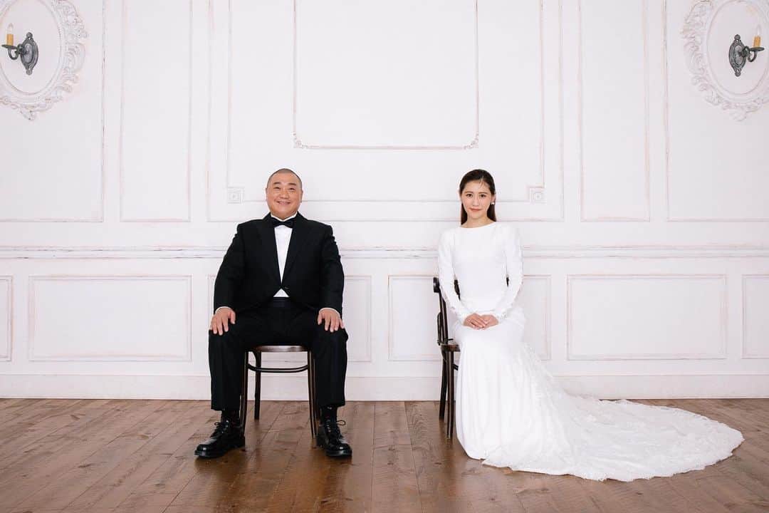 のインスタグラム：「応援してくださっている皆様、関係者の皆様 いつも本当にありがとうございます。  突然のご報告となりますが、 西野未姫は、極楽とんぼの山本圭壱さんと結婚いたしました。  山本さんは私のダメなところも好きなところとして受け止めてくれる、とても素敵な人です。  一緒にいると常に笑っていて、気づいたら1番大好きな人になっていました。  32歳という年の差はありますが、それを感じないくらい居心地がよくて、山本さんの前ではどんな時よりも自然体で、ありのままの私でいることができます。  山本さんにずっと健康でいてもらいたいので、一緒に体に良いごはんを作ったり、たくさんお散歩したりしながらいつまでも仲のいい夫婦でいられたらと思います。 温かく見守っていただけると嬉しいです。  お仕事はこれまで以上に精一杯頑張っていきたいと思います。 今後も山本圭壱さんと西野未姫をどうぞよろしくお願いいたします。  　　　　　　　　　　　　　　　　　　　　2022年11月22日　　　　　　　　　　　　　　　　　　 　　　　　　　　　　　　　　　　　　　　　　　　西野未姫」