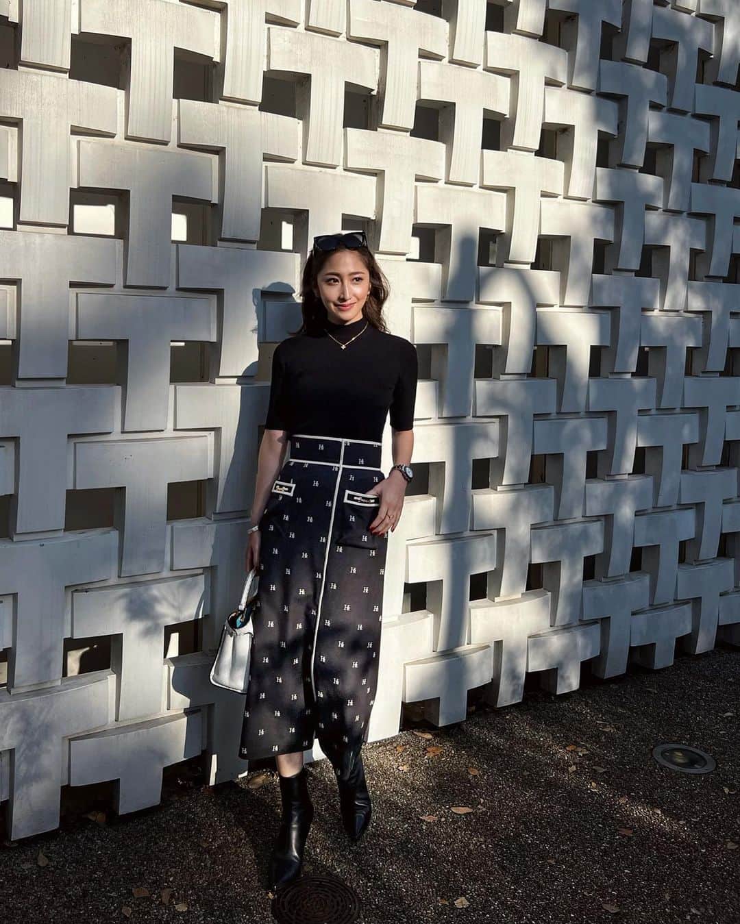 のインスタグラム：「コーデ🤍🖤  tops... @acym_official skirt...@hdxuly boots... @celine bag... @fendi   #hdxuly」