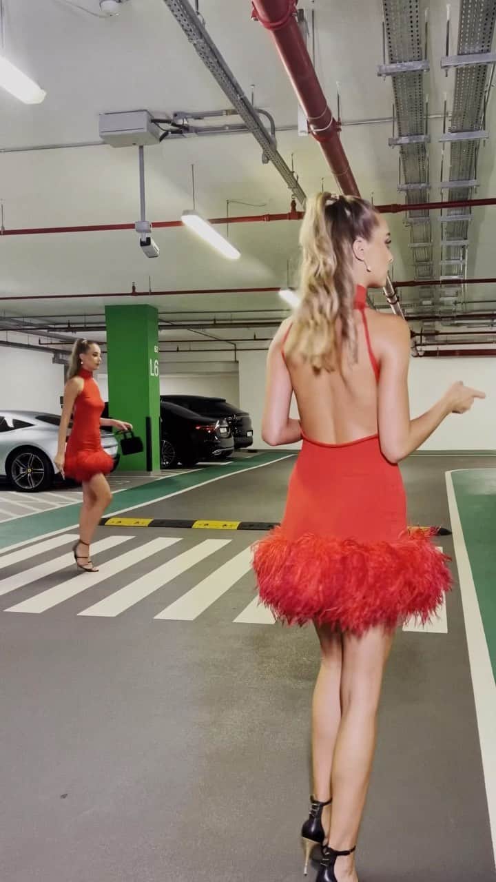 ヴィクトリア・ヴァルガのインスタグラム：「Rebellious angel ❤️‍🔥 @verguenzaofficial . 🎥 @dinarbashirov」