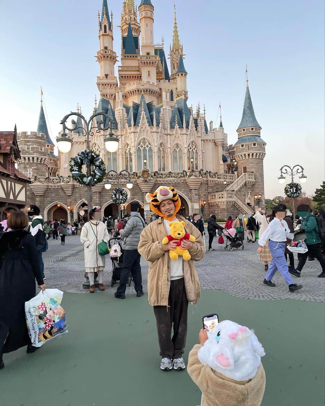 馬場一馬のインスタグラム：「家族でディズニーランドへ行ってきました〜🏰 昨年行ったのが10年ぶりくらいでしたが、今年も✌🏻 子供達と行くディズニーランドは、また違った景色に見えました👀🐭💕 #娘に写真撮らされる#ぷーさんを持たされ#ティガーをかぶって#ティガ男#好きな乗り物はハニーハント#ぷー吉最高✌🏻」