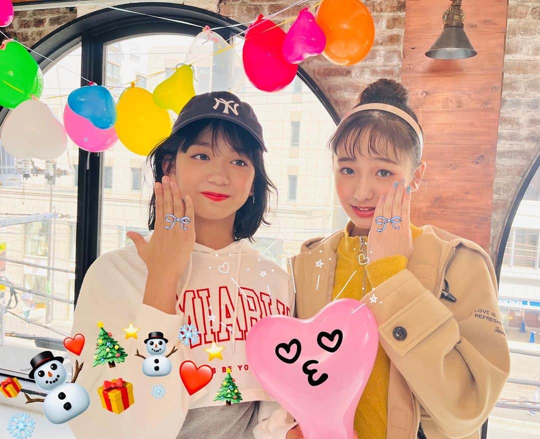 ニコ☆プチのインスタグラム：「😘💐💍💗  今日はいい夫婦の日なんだって🎀  というわけでプロポーズごっこをしていた ふたりのオフショを……😂💞😂💞笑  #崎浜梨瑚 #葉山若奈」
