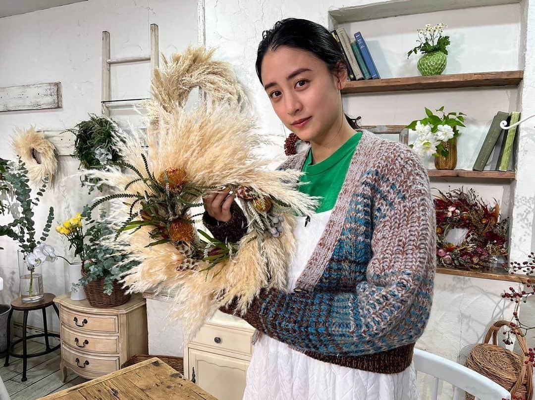 山本美月（スタッフ）さんのインスタグラム写真 - (山本美月（スタッフ）Instagram)「『趣味の園芸　山本美月グリーンサムへの12か月』見てくださった皆さまありがとうございました🌷  今回のテーマは花生けでした。 ふわふわのパンパスグラスを使ったリース作りや、 花染めにも挑戦しています✨  NHK Eテレで再放送もありますので、ぜひご覧ください！ ▪︎11/23(水)午後1:05〜 ▪︎11/25(金)午後9:00〜  #山本美月　#山本美月スタッフ #趣味の園芸  衣装： カーディガン　@murralofficial」11月22日 20時10分 - mizuki_staff