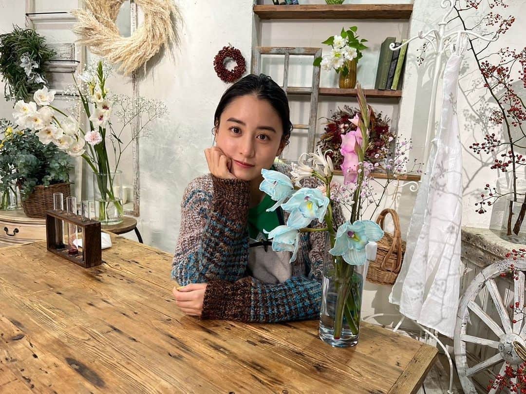 山本美月（スタッフ）のインスタグラム：「『趣味の園芸　山本美月グリーンサムへの12か月』見てくださった皆さまありがとうございました🌷  今回のテーマは花生けでした。 ふわふわのパンパスグラスを使ったリース作りや、 花染めにも挑戦しています✨  NHK Eテレで再放送もありますので、ぜひご覧ください！ ▪︎11/23(水)午後1:05〜 ▪︎11/25(金)午後9:00〜  #山本美月　#山本美月スタッフ #趣味の園芸  衣装： カーディガン　@murralofficial」