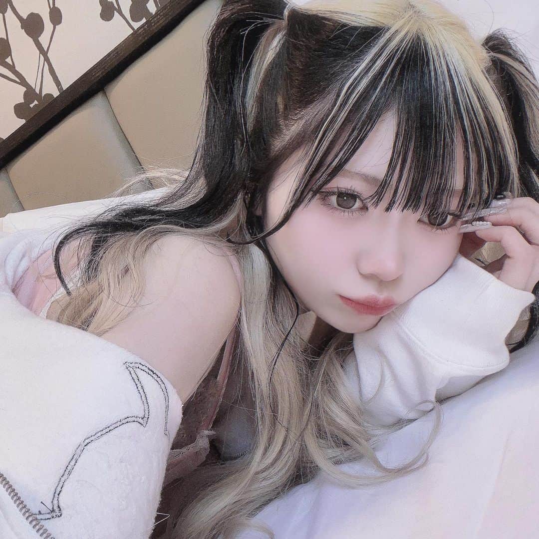 謝花南のインスタグラム：「ぼくより先にいなくならないで . . . . . .  #ロング #ロングウルフ #前髪 #ぱっつん前髪 #ハイトーン #ハイトーンカラー #インナーカラー #前髪インナー #前髪インナーカラー #ブラック #ストリート系女子 #サブカル女子 #サブカルファッション #スニーカー女子 #ピアス女子#舌ピ #へそピ #脚フェチ #脚 #カラコン #純欲メイク #クロミ #クロミちゃん」