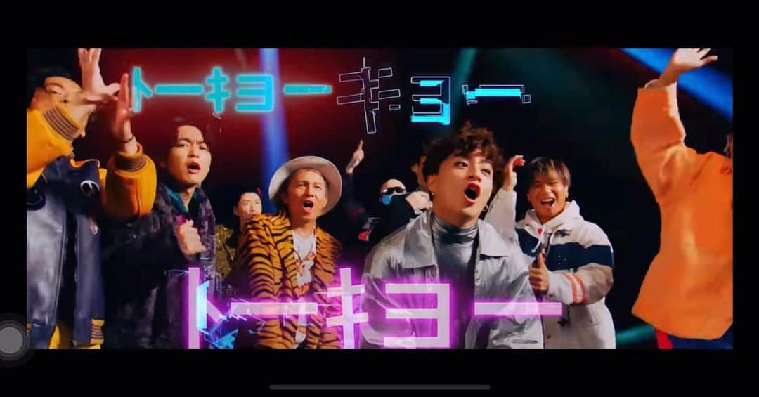 TOMO のインスタグラム：「PKCZ @pkcz_official 【T.O.K.Y.O】 @alan_shirahama_official  @exile_makidai_pkcz  @djdaruma  @jommytokio   ミュージックビデオのプロデューサーを担当しました！ DA PUMP兄さん達とも久しぶりのお仕事嬉しいの一言です！ 沢山の方のお力添えのお陰で楽しい作品になったと思います！  ＜Music Video Staff＞  Producer : WHYTE(klutz) Director:Takuya Tada @t24tada  Assistant Director : Oshimi Cinematographer : Yuki Nakamura Camera Assistant : 2nd Rin Hamamoto / 3rd Yoki Naito Lighting Director : Tomoyuki Ikeda Lighting Assistant : Kodai Sanshi / Daiki Nakada / Hideki Horio / Hidetaka Suzuki Moving Lighting:Riko Asahara Art Designer:Hiroshi Akimoto Stylist(PKCZ® / DA PUMP):Masataka Hattori(Hattori Pro.) @masataka_hattori  Stylist Assistant(PKCZ® / DA PUMP) : Midori Namekata / Ayako Oguri / Minami Muramatsu Stylist(DANCER):Noriko Goto(no.23) Hair & Make-Up(PKCZ®) : Chie / Akemi Mizuno Hair & Make-Up Assistant(PKCZ®) : Chieko Katayama Hair & Make-Up(DA PUMP) : noritake / YUKARI KOZONO Hair & Make-Up(DANCER):ASUKA @hairmake.asuka  Choreographer : LOVE&BERRY  Production Assistant:Yuhei Yamaguchi(klutz) / Noriko Shikano(klutz) / Miyu Okawa Misaki Arai / Kana Ozaki CG Editor:Yuko Yaoi(ICHIZIKU) / Koki Murata(ICHIZIKU) Graphic Designer : KASICO(FIXION) / Yu Kawai / Yuta Fujii Assistant Producer:Yu Shirasawa Production : klutz  #works #producer #pkcz #dapump #おみこしダンス #ぴけし隊 #klutz」