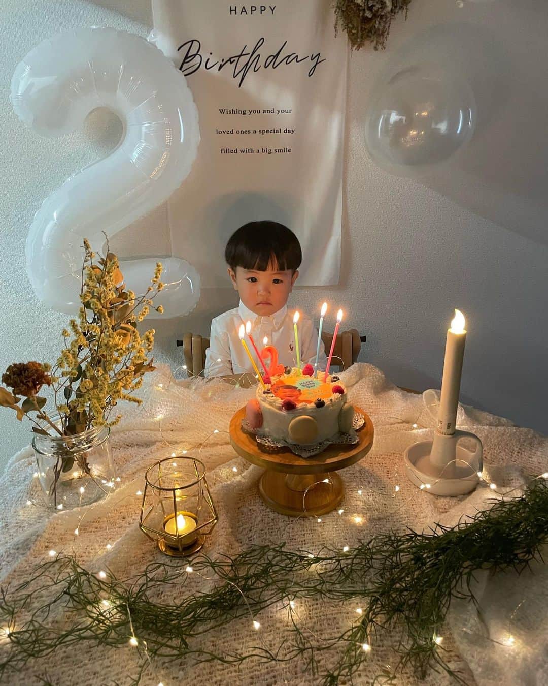 及川真珠のインスタグラム：「最初はめっちゃ緊張してた😂  また少し大きくなったね。 ママは 大好きがとまりません。  購入したものは楽天ルームに載せてます♡ プロフURLから飛べます🕊  #誕生日飾り付け #誕生日会 #2歳誕生日#誕生日#2歳誕生日飾り付け #タペストリー#誕生日タペストリー#誕生日装飾#IKEA#happybirthday #2歳#誕生日サプライズ」
