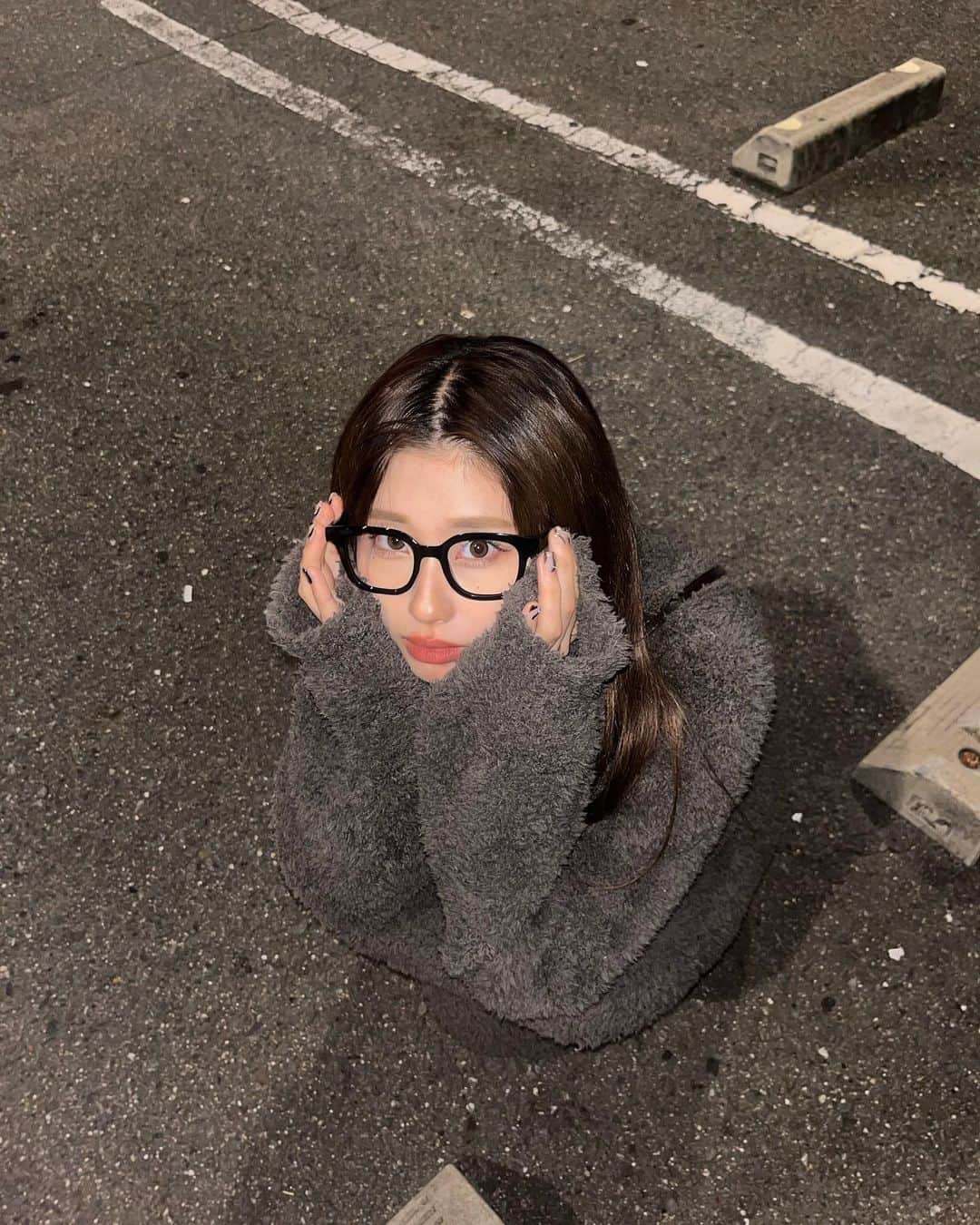 三浦寿莉のインスタグラム：「コンクリに馴染んじゃったコーデ🐈‍⬛」