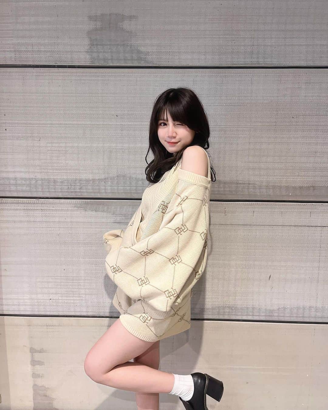 のインスタグラム：「・ ウラハラフェスの衣装はSPIRALGIRLさんのものを着させて頂きました！ ・ 普段着ない系統で肩出し可愛い👶🏻🎶🌟 ・ ・ #SPIRALGIRL #肩出しニット #ニット #セットアップ #ニットコーデ #るねちょ #堀越琉音 #jk #jkブランド #jkの素敵な思い出 #jk2 #sjk」