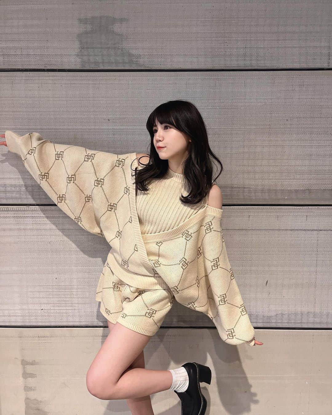 堀越琉音さんのインスタグラム写真 - (堀越琉音Instagram)「・ ウラハラフェスの衣装はSPIRALGIRLさんのものを着させて頂きました！ ・ 普段着ない系統で肩出し可愛い👶🏻🎶🌟 ・ ・ #SPIRALGIRL #肩出しニット #ニット #セットアップ #ニットコーデ #るねちょ #堀越琉音 #jk #jkブランド #jkの素敵な思い出 #jk2 #sjk」11月22日 20時47分 - rune_horikoshi9