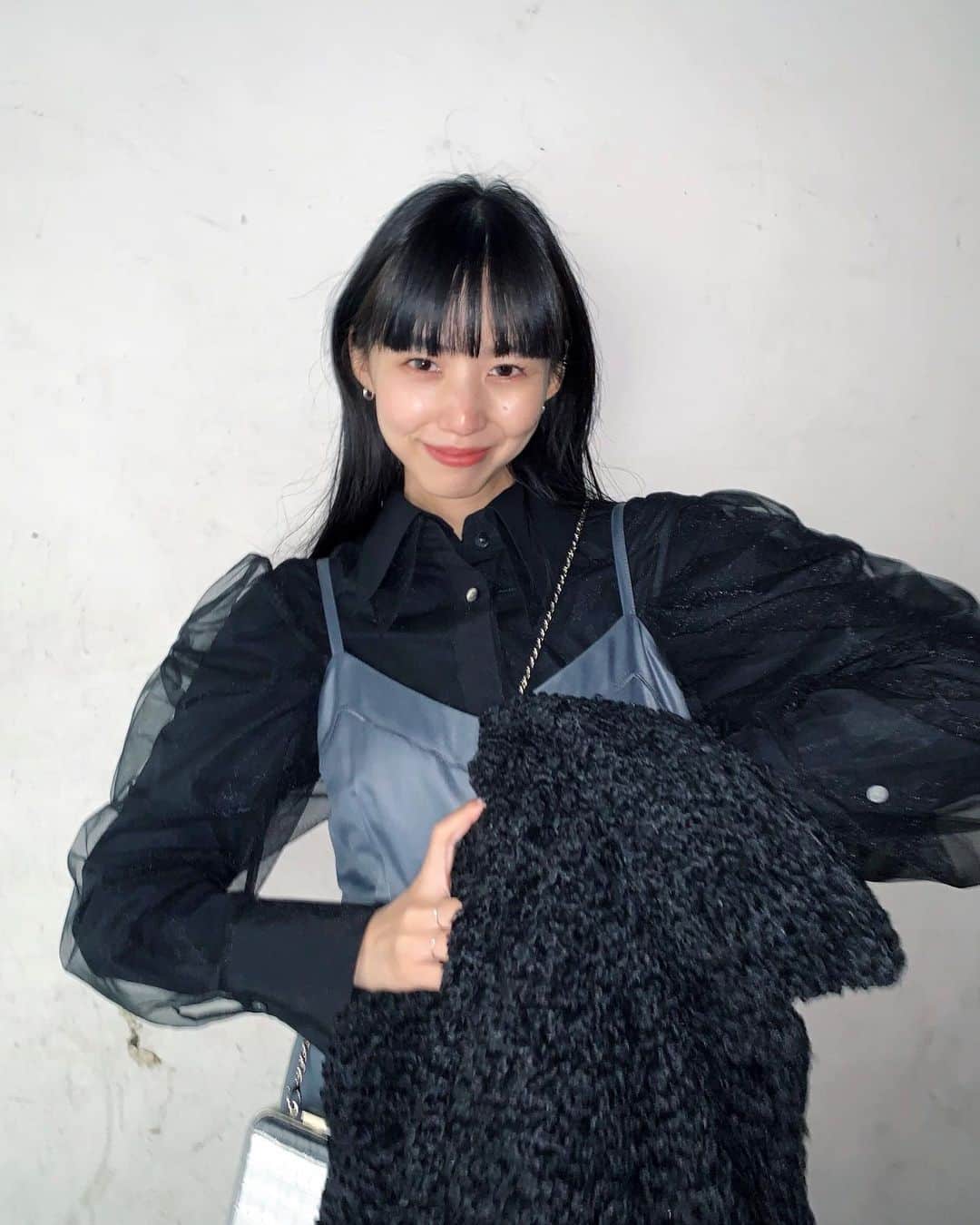 Shiho Sasakiのインスタグラム：「holiday collection👗💎❄️  オールインワンは特にこだわった1着。 綾織の生地にローラーをかけて加工を施し、 品のある光沢を表現しています！ スタイルアップして見えるバスト下の切替えや 深めに取ったタックもポイントなの🫰🏻 合わせてるチュールシャツも、とにかく素敵💯  こういう気分あがる服が着れるのは女子の特権だよね💭💝  #MOUSSY #MOUSSYSNAP」