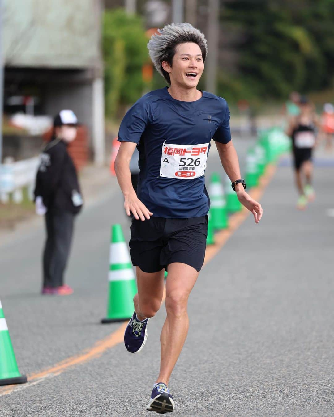 三津家貴也さんのインスタグラム写真 - (三津家貴也Instagram)「. 福岡マラソンの写真。 なんで42kmも走るの？キツいことが好きなの？ ってよく聞かれるんだけどキツいことはもちろん嫌い。 すごくキツくて過酷なことかもしれないけどそれ以上の楽しさがあるからこそ挑戦できる。 自分のタイムを超える楽しさ みんなで各々の目標に向かって協力しながら挑戦していく楽しさ 同じランナーや沿道の人と触れ合う楽しさ 好きなファッション、好きなシューズで爽快に駆け抜ける楽しさ 上げ出したらキリがない。 この楽しさをより多くの人に知ってもらえるように普段こういった活動をしています。 こんな楽しい「ランニング」を「キツいだけ」とか「ダサい」とかネガティブなイメージにしたくない。 ポジティブなイメージにできるよう今後ともこの活動に対して精力的に頑張っていきたいと思います。 今回このようなチャレンジをサポートしてくださったOnさんありがとうございました。 #Onjapan #onfriends #On #PR #Cloudmonster #クラウドモンスター」11月22日 21時06分 - takaya_mitsuka