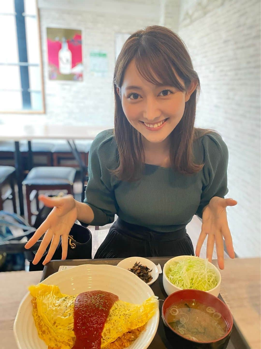 テレビ朝日アナウンサー公式さんのインスタグラム写真 - (テレビ朝日アナウンサー公式Instagram)「朝８時からは #モーニングショー 森山アナ、あることが元気の秘訣なのかもしれません♪「秋といえば食欲の秋ですね！！秋は美味しいものばかりで食べても食べても食べきれません。番組終わりのお昼ごはんは、これでもか！と #山盛り 食べるのが私流です(o^^o)♪」 #森山みなみ」11月23日 7時01分 - tvasahi_announcers