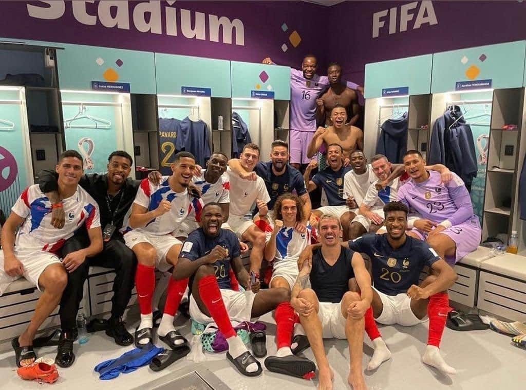 プレスネル・キンペンベのインスタグラム：「Félicitations l’équipe pour cette première victoire, meilleure manière de démarrer la compétition ! 🇫🇷👏🏾 @equipedefrance #PK3 #LAFORCE #FiersdetreBleus   Force à toi mon frérot @lucashernandez21 🙌🏾」