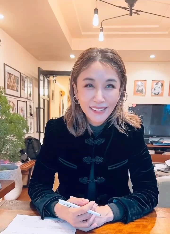 鈴木紗理奈のインスタグラム：「今日は11月22日、いい夫婦の日。  山本圭壱さん西野未姫さん ご結婚おめでとうございます❤️ お2人の幸せを心より願っています。  西野ーーー、 まさに極楽とんぼなけいちょんをよろしくお願いします‼︎  #山本圭壱  #西野未姫  #結婚 #人生初の　#証人　 #鈴木紗理奈」