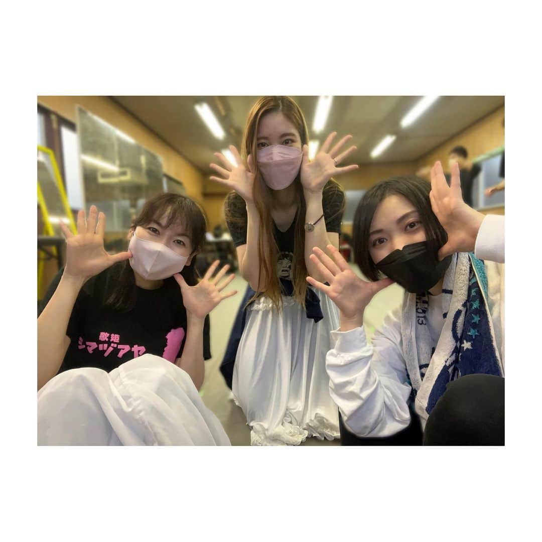 村井麻友美のインスタグラム：「お稽古、2週目が始まりました！！ 振付・ステージングは1週間で終わったので…(笑)これからは固めのお稽古。  もちろん初日から楽しいのですが、どんどん楽しくなって来ます！  本日はお稽古andお衣裳合わせ。 毎回、お衣裳の点数の多さにビックリ！！  お写真は元OSKのすばる未来ちゃんと今回はじめましての元宝塚の水沙るるちゃん。 ＊ ＊ ＊ #FabulousRevueBoys #ファビュラスレビューボーイズ  #レビューショー #レビュー #舞台 #お稽古 #振付 #ステージング  #新百合ヶ丘 #水沙るる #すばる未来 #村井麻友美」
