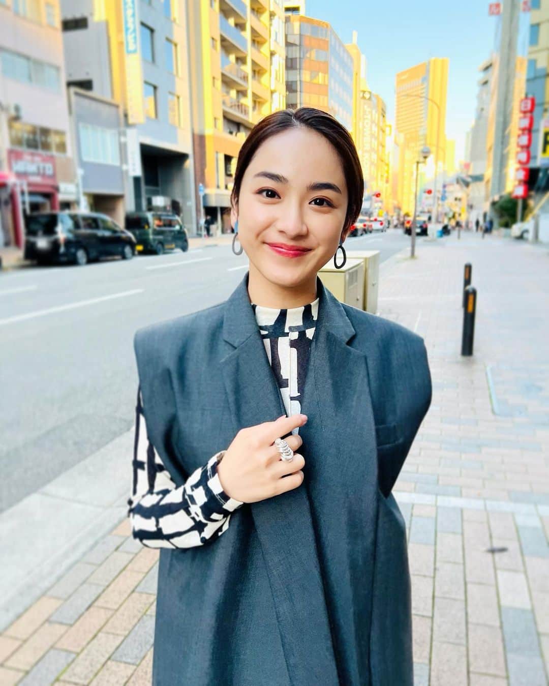 平祐奈のインスタグラム：「🦥🤎🤎 明日はカンテレ「よ〜いドン！」 人間国宝さんのコーナーに登場します！ 先週の続きです🕺 三ノ宮駅を八光さんとぶらりして 素敵な方々にお会いしました。  関西のみなさん 9:50~からぜひご覧下さい☺︎  jacket,pants : @iirot_official  Styled by @limleanlee」