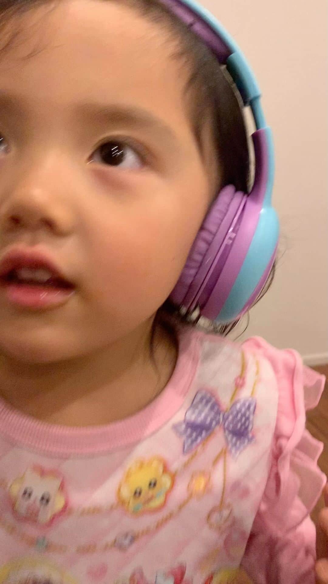 辻直人のインスタグラム：「子供達が僕達を親にしてくれましたが、僕達が夫婦でいれるのも子供達のおかげでもあります。  今日はみんな夫婦の写真をあげてるので、僕は子供の動画で。  普段こういう家族のはオンラインサロンであげてるんですが、これは1人でも多くの方に見てもらいたくて。笑  食後に部屋に行って戻ってきたらヘッドホンしてたので、おもしろそうやから動画回してみたら、こんなの撮れました。笑  #おかんの血  #来月はサロンで忘年会します」
