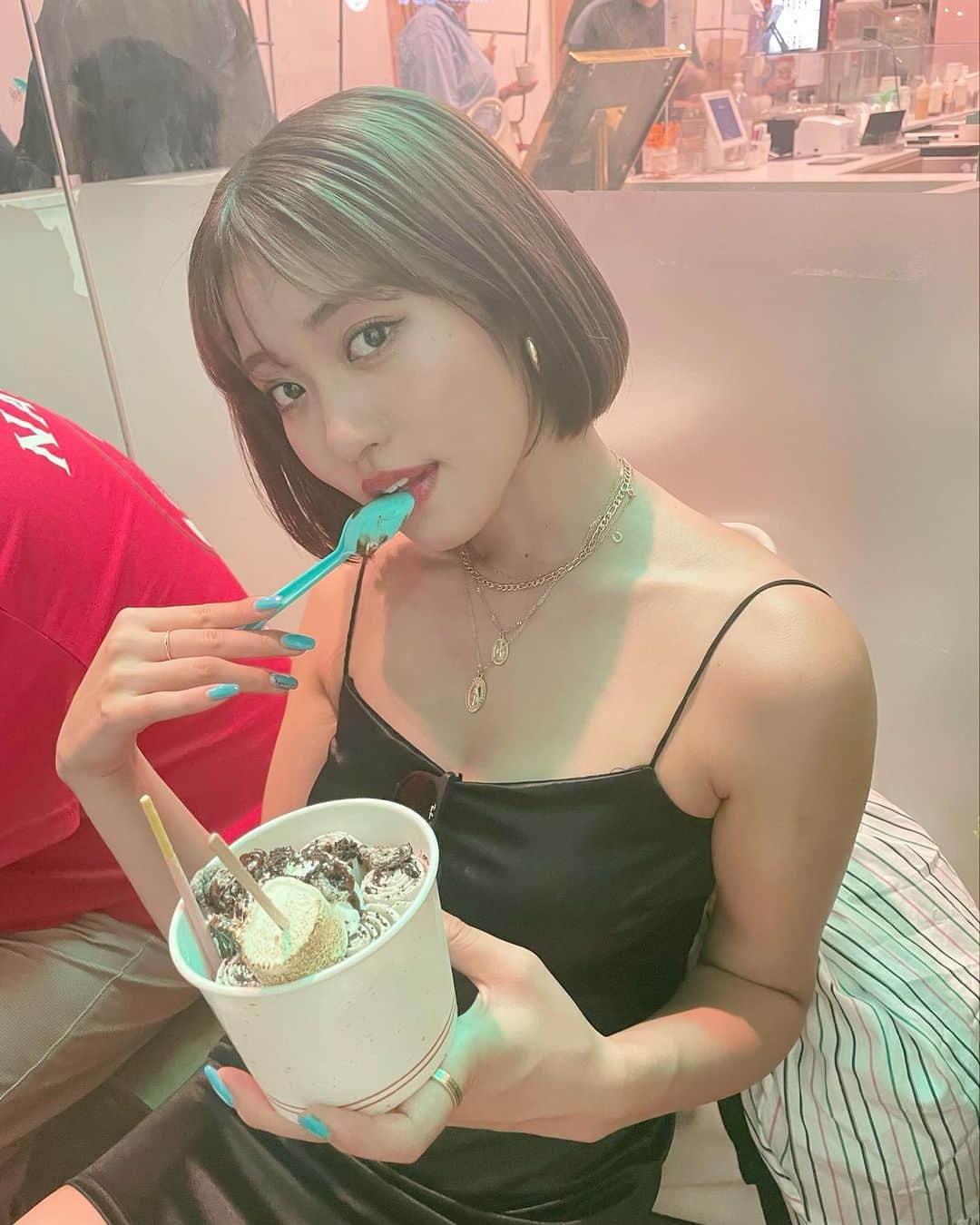 のインスタグラム：「🇺🇸🤍  今日はなんだかうれしいこといっぱいの1日だったよ🤤 そうだ！！うれしいことと言えば2023年1月14日（土）に開催される #TGCしずおか 2023に出演させてもらいます🕺🕺 年明け早々みんなにに会えるの楽しみにしてるよ🫶🏼🫶🏼 来年はモデル活動と音楽活動が増えるように進めてるからたのしみにしててね🥰  #TGC #東京ガールズコレクション」